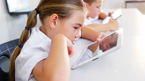Schulkinder-Nutzen-Ein-Digitales-Tablet-Im-Klassenzimmer
