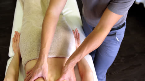 Physiotherapeut-Gibt-Einer-Frau-Eine-Rückenmassage