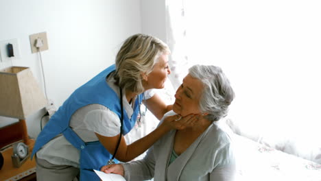 Ärztin-Besucht-Ihre-ältere-Patientin-Zur-Routineuntersuchung