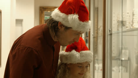 Familia-Con-Sombrero-De-Navidad-Comprando-