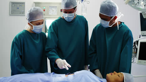 Chirurgen-Interagieren-Miteinander-Im-Operationssaal