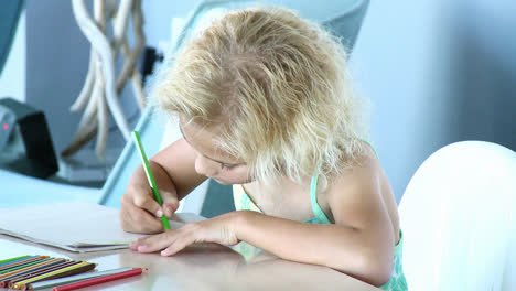 Zeichnung-Eines-Kleinen-Mädchens.-Pädagogisches-Konzept
