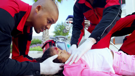Sanitäter-Untersuchen-Verletztes-Mädchen