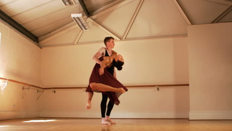 Pareja-Joven-Practicando-Un-Baile-De-Ballet