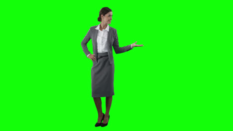 Mujer-De-Negocios-Gesticulando-En-Pantalla-Verde
