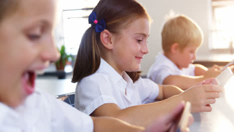Niños-De-Escuela-Usando-Tableta-Digital-En-El-Aula