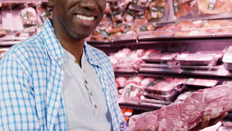 Hombre-Comprando-Carne-En-La-Sección-De-Comestibles.
