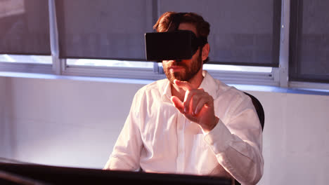 Empresario-Usando-Casco-De-Realidad-Virtual
