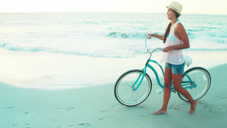 Glückliche-Frau-Zu-Fuß-Am-Strand-Mit-Einem-Fahrrad
