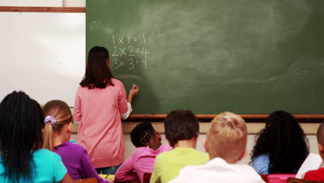 Hübsche-Lehrerin-Unterrichtet-Ihre-Schüler-In-Mathematik