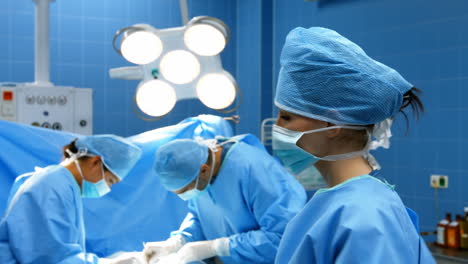 Female-surgeon-in-operation-room