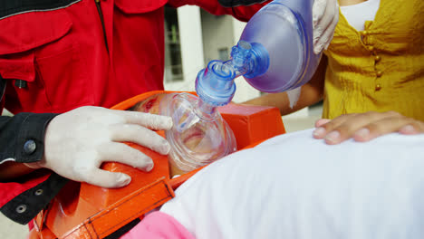 Sanitäter-Verabreicht-Verletztem-Mädchen-Sauerstoff