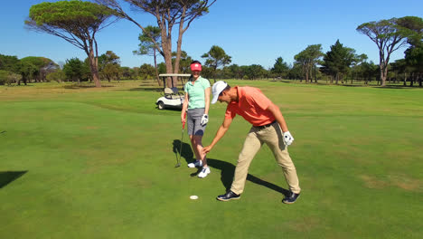 Glückliches-Golfspielerpaar-Gibt-High-Five