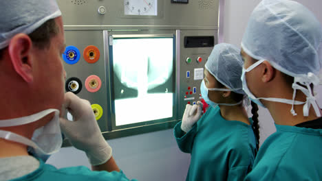 Chirurgen-Und-Krankenschwester-Betrachten-Röntgenbild