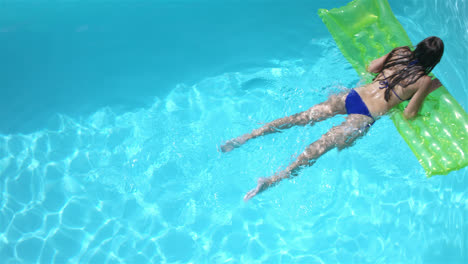 Brünette-Schwimmt-Mit-Luftmatratze
