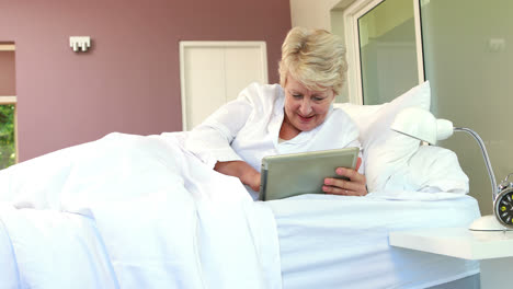 Senior-woman-using-tablet