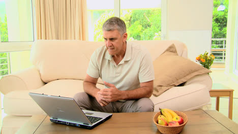 Man-seeing-disastrous-news-on-his-laptop