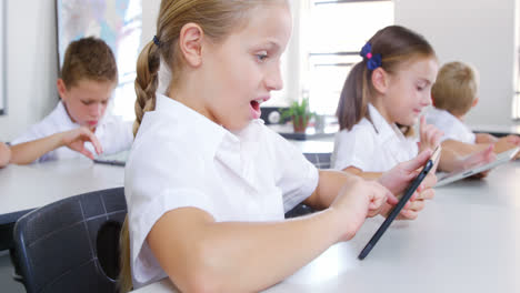 Schulkinder-Nutzen-Ein-Digitales-Tablet-Im-Klassenzimmer