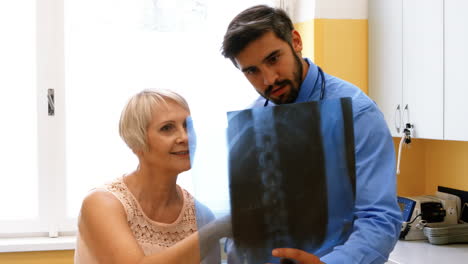 Doctor-discussing-x-ray-with-patient