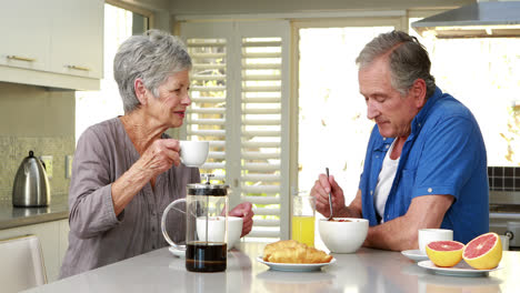 Glückliches-älteres-Paar-Genießt-Frühstück