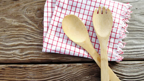 Wooden-spoon-and-fork-on-table