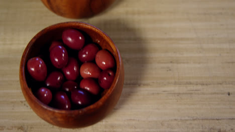 Red-and-green-olives-kept-in-bowl-on-counter
