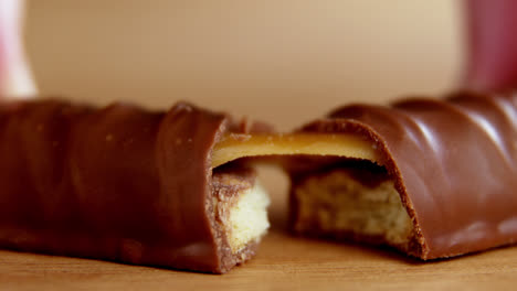 Primer-Plano-De-Barra-De-Chocolate-Y-Caramelo.