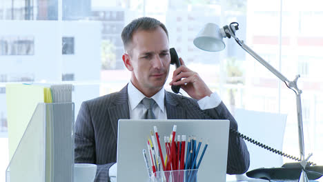 Hombre-De-Negocios-Trabajando-En-La-Oficina-Y-Hablando-Por-Teléfono