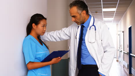 Doctor-interacting-with-nurse