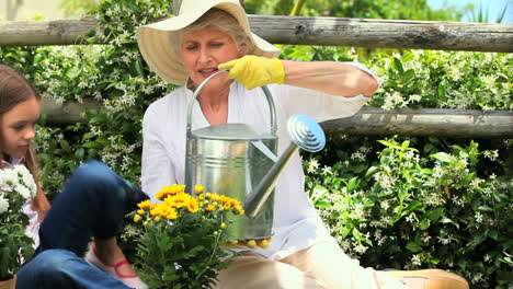 Frau-Und-Enkelin-Bei-Der-Gartenarbeit