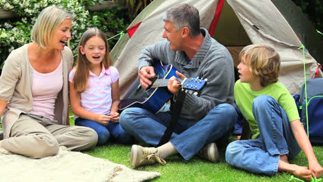 Vater-Spielt-Gitarre-Und-Singt-Mit-Seiner-Frau-Und-Seinen-Kindern