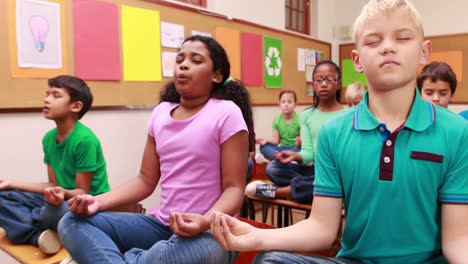 Schüler-Machen-Yoga-Im-Klassenzimmer