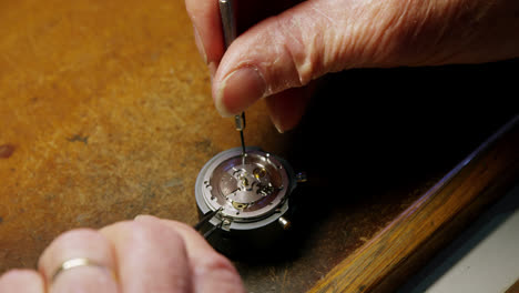 Nahaufnahme-Eines-Uhrmachers,-Der-Eine-Uhr-Repariert