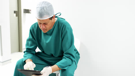 Surgeon-using-digital-tablet
