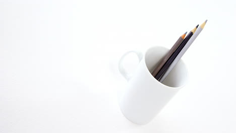 Colored-pencils-kept-in-mug