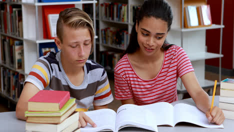 Estudiantes-Atentos-Que-Estudian-En-La-Biblioteca