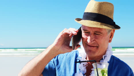 Hombre-Mayor-Hablando-Por-Teléfono-Móvil-En-El-Teléfono-En-La-Playa