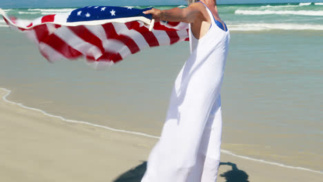 Ältere-Frau-Mit-Amerikanischer-Flagge-Am-Strand