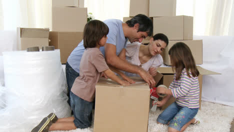 Eltern-Und-Kinder-Beim-Umzug-Packen-Von-Kisten