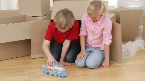 Children-playing-with-a-train-after-moving-house