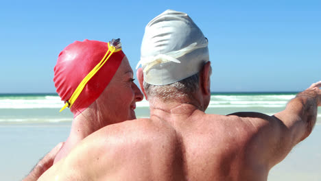 Älteres-Paar-Genießt-Gemeinsam-Den-Strand