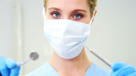 Retrato-De-Enfermera-Sosteniendo-Herramientas-Dentales