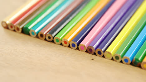 Lápices-De-Colores-Dispuestos-En-Fila