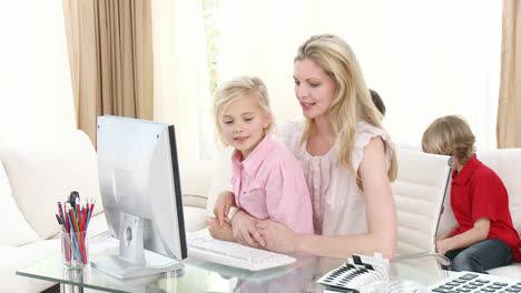 Mutter-Und-Tochter-Benutzen-Einen-Computer-Und-Vater-Und-Sohn-Sitzen-Auf-Dem-Sofa