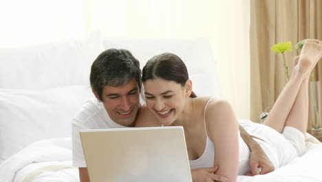 Frau-Und-Mann-Im-Bett-Mit-Einem-Laptop