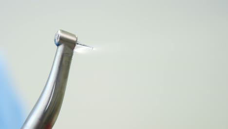 Zahnarzt-Handstück-Vor-Weißem-Hintergrund