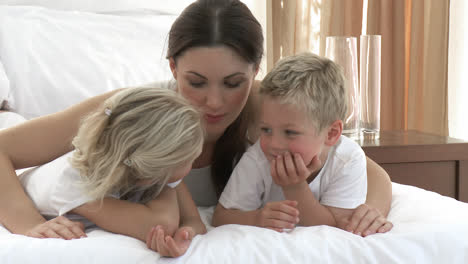Mother-and-children-together-in-bed