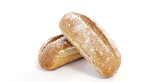 Zwei-Brotlaibe-Auf-Weißem-Hintergrund