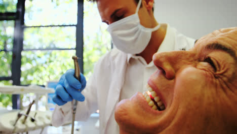 Dentista-Examinando-A-Un-Paciente-Masculino-Con-Herramientas