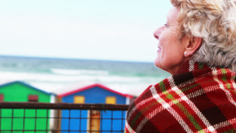 Ältere-Frau-Genießt-Die-Aussicht-Am-Strand